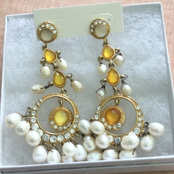 Woman’s Studed Earrings with pearls, rhinestones,and yellow stones Elegant - Picture 5 of 5